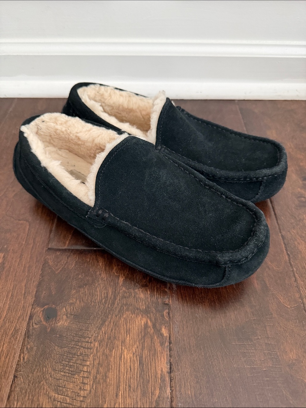 UGG Men's Ascot Black Leather Wool Lined Slipper Size 9